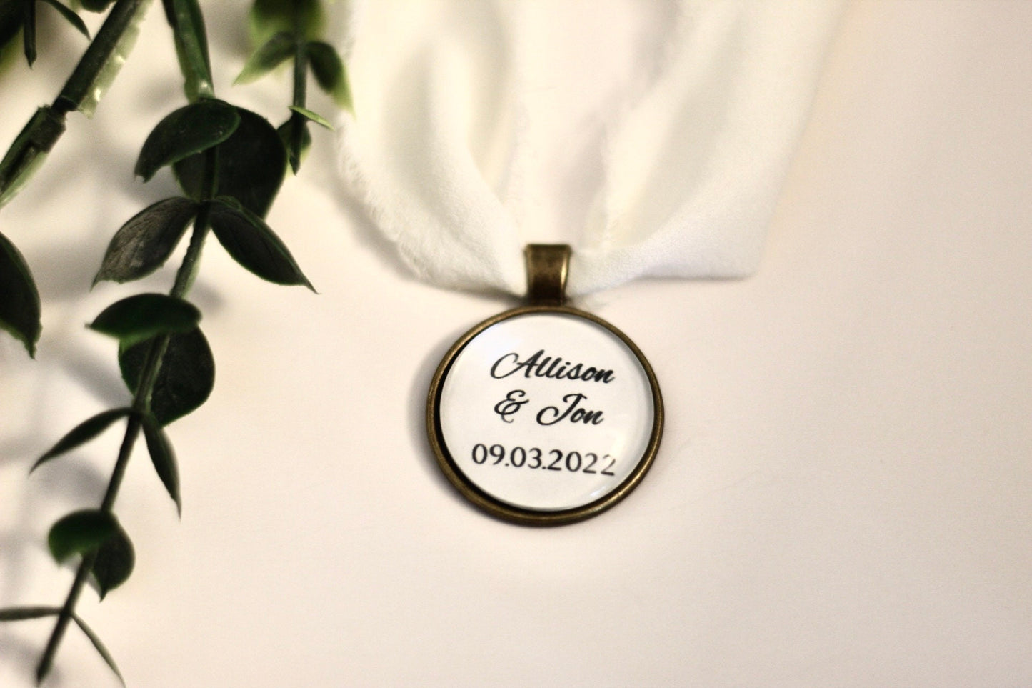 Personalized Bouquet Charm Wedding Date Charm Gift for Bride Wedding Day Gift from Groom Gift from Mom of bride Gift from Mother in Law
